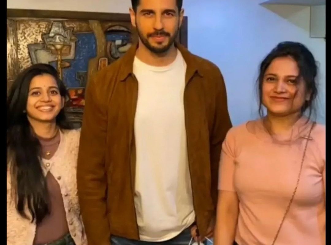 Sidmalhotra34fc's tweet photo. New pics of our superstar 💕✨- @SidMalhotra  with @AabhasJoshi  , @shreyasjoshi8  and @ravi_jaihind  
In Mumbai.. 💕

Something exciting on its way😍.... 
#sidharthmalhotra #sidians #sidsquad
@SidMalhotra @pin1012 https://t.co/AKqzmZqYYq