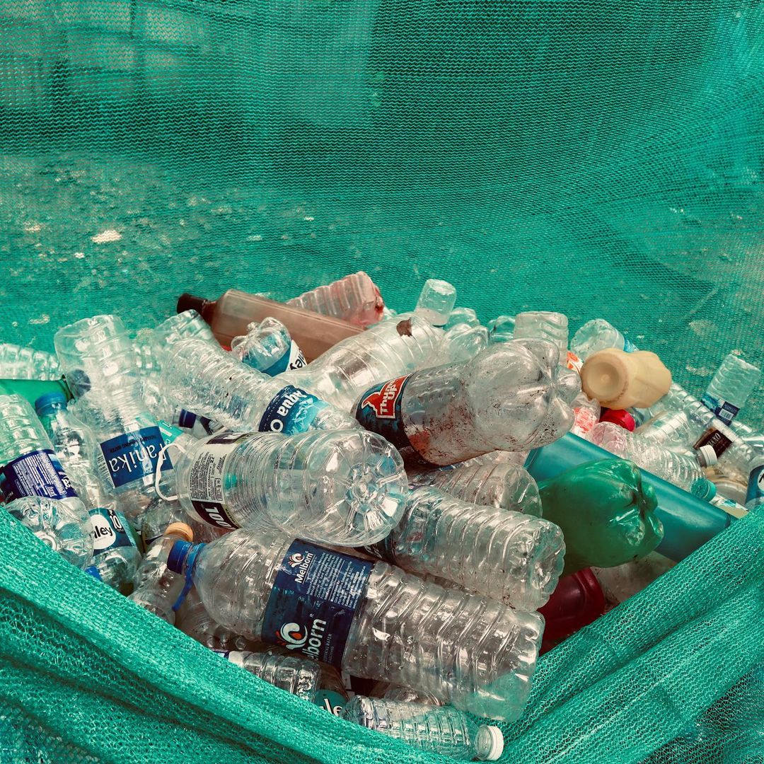 BFWPIndia's tweet photo. With BFWP India, we believe in creating a tangible project with a real-life impact, tackling the plastic problem and waste management in Mumbai.1st BFWP Home delivery in Mumbai we distributed food &amp; hygiene packages to 60 families &amp; they pay "With plastic bottles" #Mumbai #india https://t.co/wxjTYjZ92U