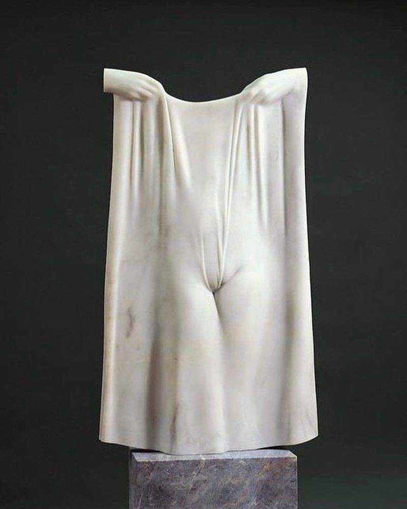 paolaromano60's tweet photo. No es seda, es mármol sólido.
Pieza hábilmente tallada por el escultor británico #RalphBrown.
La escultura muy sensual del abdomen de una mujer invisible sobrecoge por el movimiento y los gestos de la forma humana. Me quedo fascinada..
#LaEsposa,1999. https://t.co/khqkiHcMFn