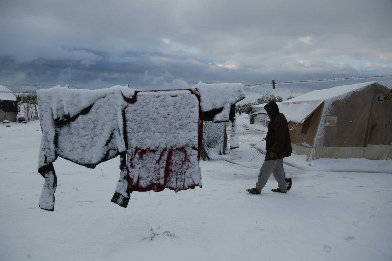 chehayebk's tweet photo. Snowstorm brings more misery for #Syria-ns at IDP camps.

- Tents collapsing
- Fuel and wood price hikes
- Humanitarian orgs budget cuts
- 97% in extreme poverty in northwestern Syria

@AJEnglish 
📷@AliHajSuleiman 
📍Sheikh Bilal Camp, NW Syria
https://t.co/SH9rEwig7q https://t.co/4kpeDy6Nth