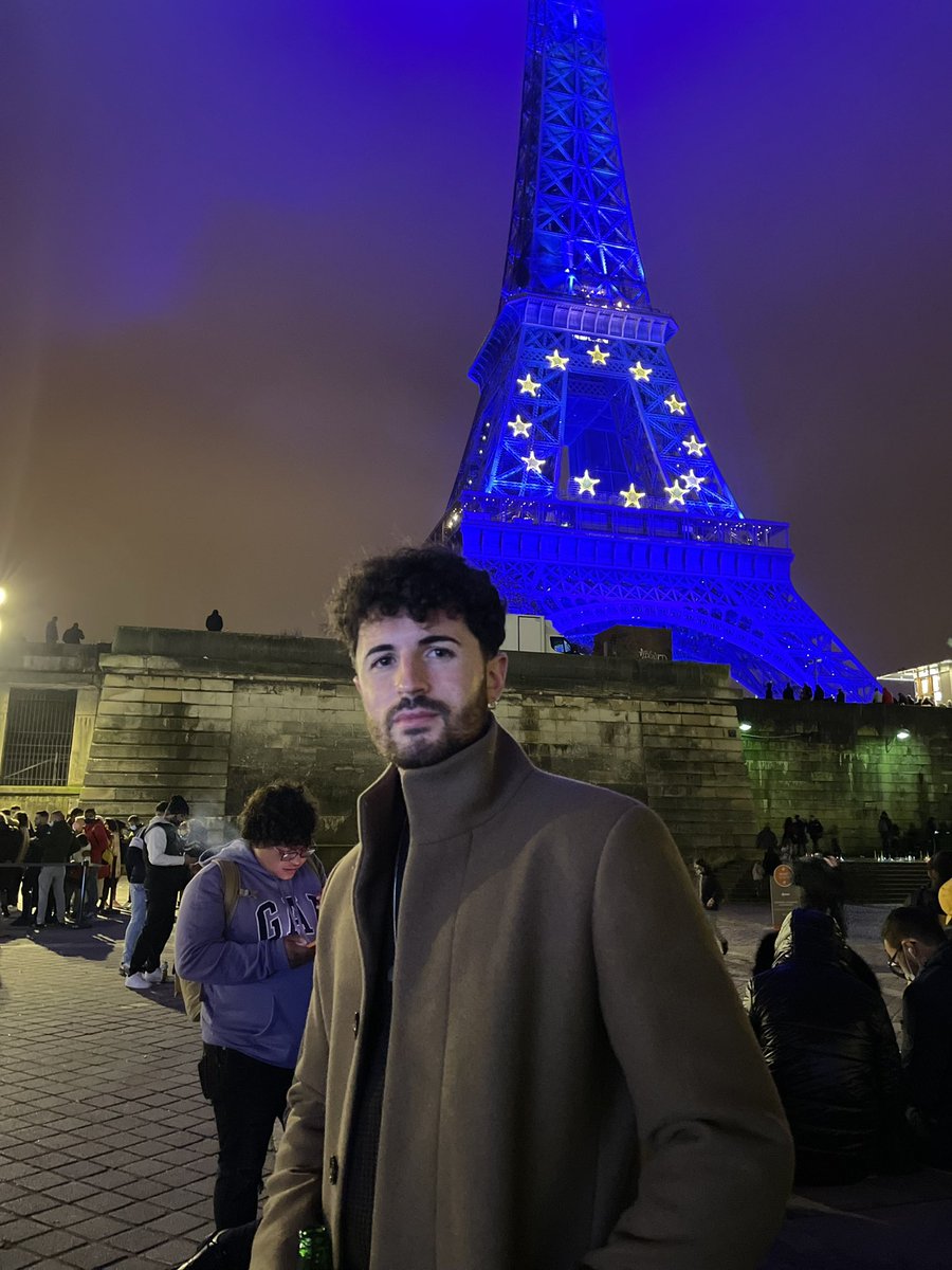 Jorge4495's tweet photo. @ElenaLazoCejudo @1415alvaro @AngelRentero_ Confirmamos que sigue vivo, visto por última vez en Paris https://t.co/HyA5d7xAyn