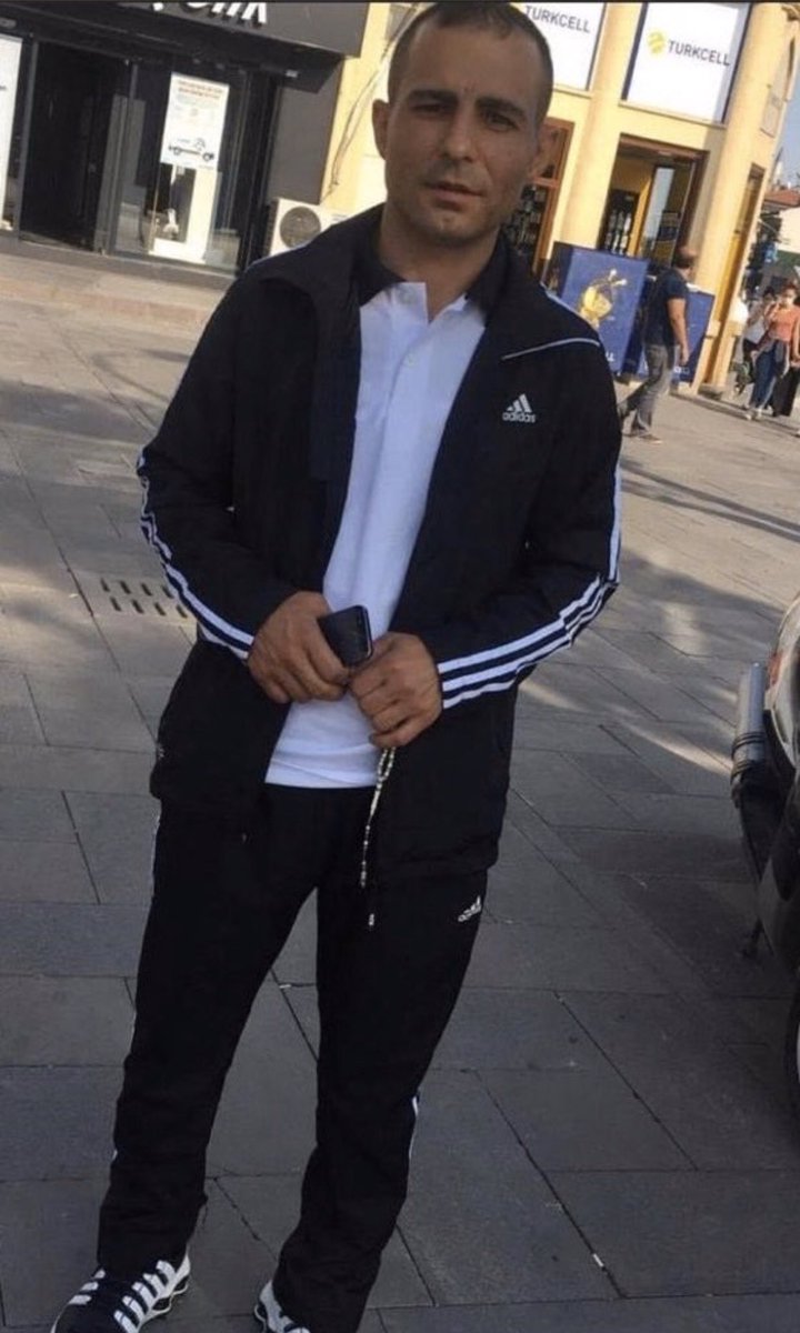 ZehraCelenk's tweet photo. Tweete, şarkı sözüne, şarkıya, şakaya soruşturma açılıyor, insanlar hedef gösteriliyor, içeri atılıyor. Eylem yapan kadınlar tartaklanarak göz altına alınıyor. 20 suçtan sabıkalı bir erkek, Hamdi Uygun, bir hemşireyi öldürene kadar serbest. Yeter. #ÖmürErez https://t.co/d2BEahUY9J