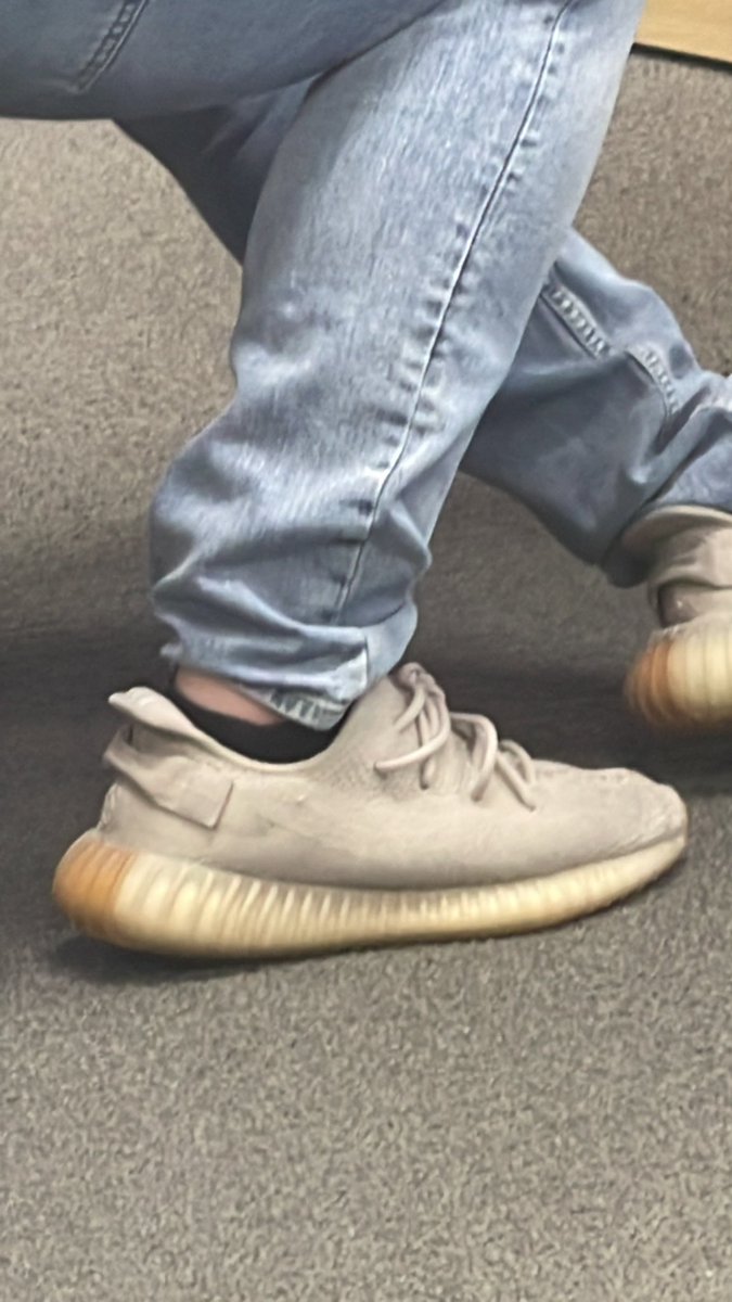 mrsbravojoy's tweet photo. This nigga wearing ankle socks with Yezzys 🙄🤡 https://t.co/T0Q2pGO7er