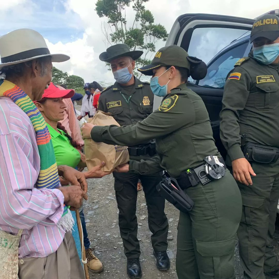ELLEVANTERADIO's tweet photo. Seccional de Protección y Servicios Especiales del Distrito de Policia Pacho junto a las unidades de la Estacion de Policía, Realizo actividad de prevención en uso de pólvora,cuyo objetivo prevenir que se presenten situaciones que generen algún tipo de riesgo a las familias. https://t.co/aDWe7WcBxw