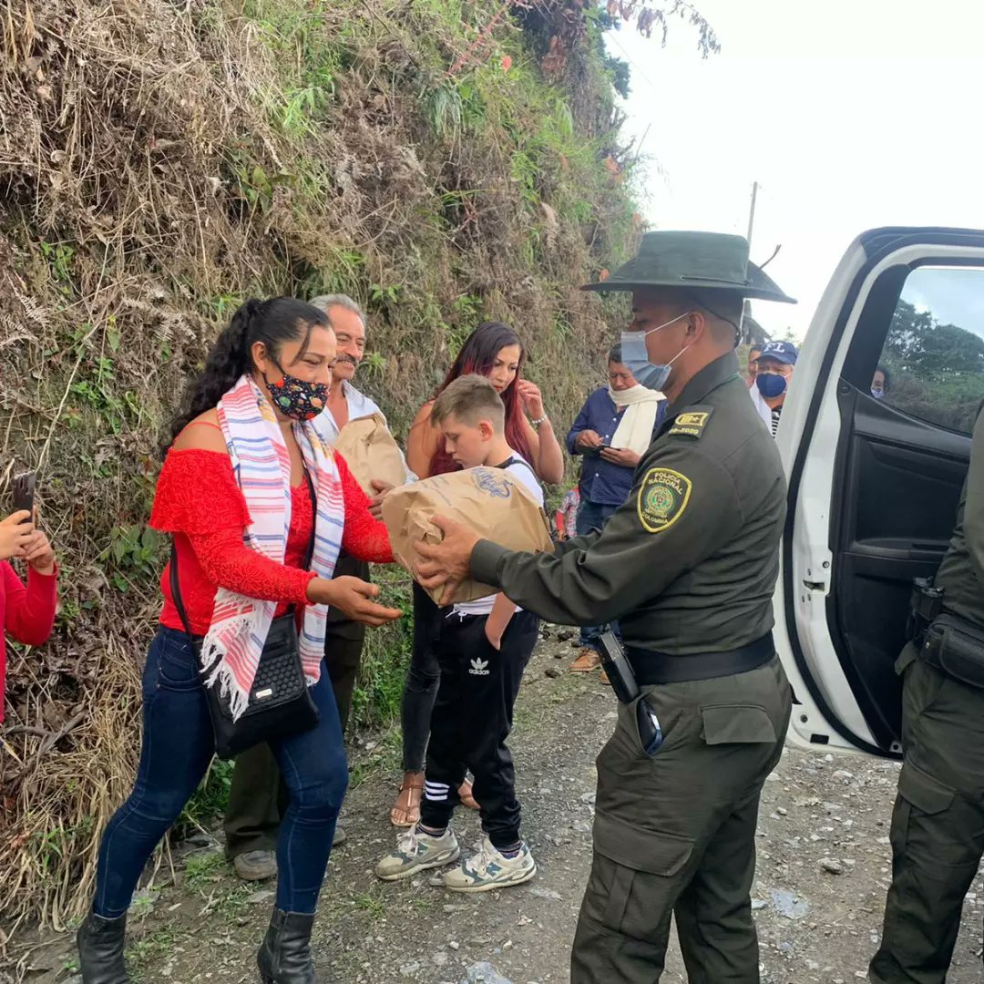 ELLEVANTERADIO's tweet photo. Seccional de Protección y Servicios Especiales del Distrito de Policia Pacho junto a las unidades de la Estacion de Policía, Realizo actividad de prevención en uso de pólvora,cuyo objetivo prevenir que se presenten situaciones que generen algún tipo de riesgo a las familias. https://t.co/aDWe7WcBxw