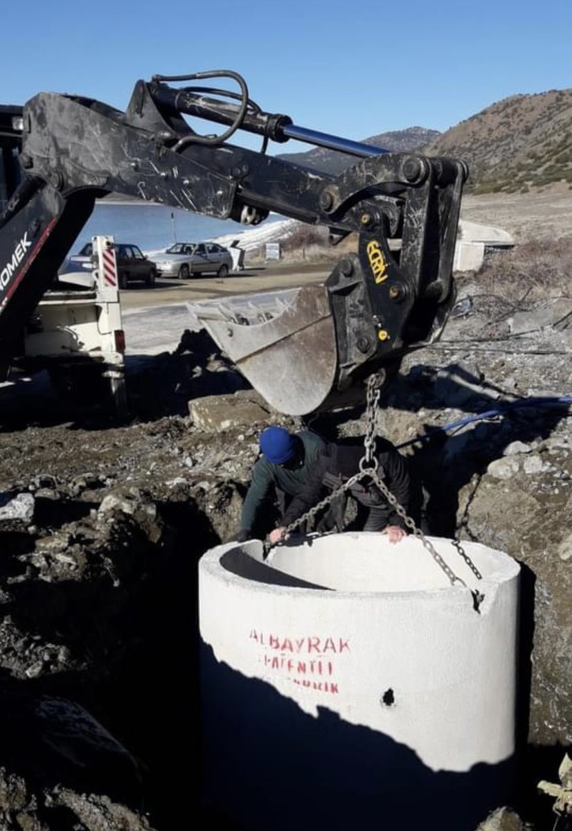 SaldaDernek's tweet photo. Çivi bile çakılmayacak denilen Salda Gölü kenarında kepcelerle, kuyu kazıp, kanal acıyorlar. Kayadibi mahallesi ile Doğanbaba köyü arasındaki tadilat yapılarak turizme açılan eski orman binasına, karaoluk pınarının suyunun bir kısmı taşınıyor
#SaldaDünyaMirasıdır 
#Saldayadokunma https://t.co/OExXCdO6zZ