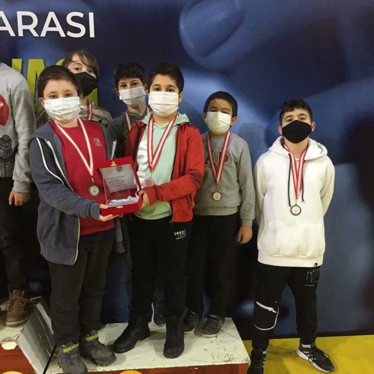 Anadolu yakasındaki okullar arasında düzenlenen Satranç Turnuvası'nda
U12 (Küçükler) takımımız ve 
U14 (Yıldızlar) takımımız 3.olarak İstanbul İl Finaline katılmaya hak kazandılar.
Sporcularımızı ve ögretmenimiz Mehmet Şimşek can-ı gönülden tebrik ediyorum👏👏👏