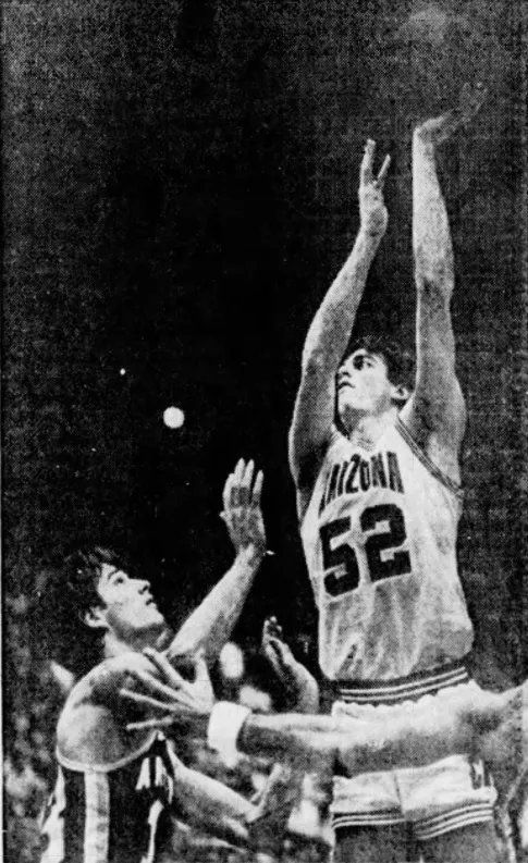 AZSportsHistory's tweet photo. 1/20/84 – Two days after his father, Malcolm, was assassinated in Beirut (he had been the President of American University in Beirut), UA frosh PG Steve Kerr (12p/2r/2a) led the Wildcats to a miraculous 71-49 upset of #ASU, their 1st win over the Sun Devils in 10 tries. #BearDown https://t.co/HAzHHGdeNU