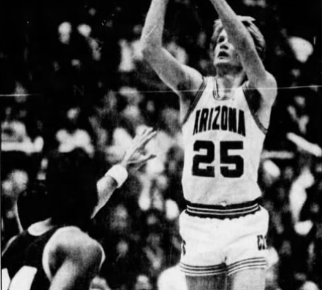 AZSportsHistory's tweet photo. 1/20/84 – Two days after his father, Malcolm, was assassinated in Beirut (he had been the President of American University in Beirut), UA frosh PG Steve Kerr (12p/2r/2a) led the Wildcats to a miraculous 71-49 upset of #ASU, their 1st win over the Sun Devils in 10 tries. #BearDown https://t.co/HAzHHGdeNU