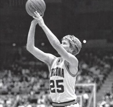 AZSportsHistory's tweet photo. 1/20/84 – Two days after his father, Malcolm, was assassinated in Beirut (he had been the President of American University in Beirut), UA frosh PG Steve Kerr (12p/2r/2a) led the Wildcats to a miraculous 71-49 upset of #ASU, their 1st win over the Sun Devils in 10 tries. #BearDown https://t.co/HAzHHGdeNU