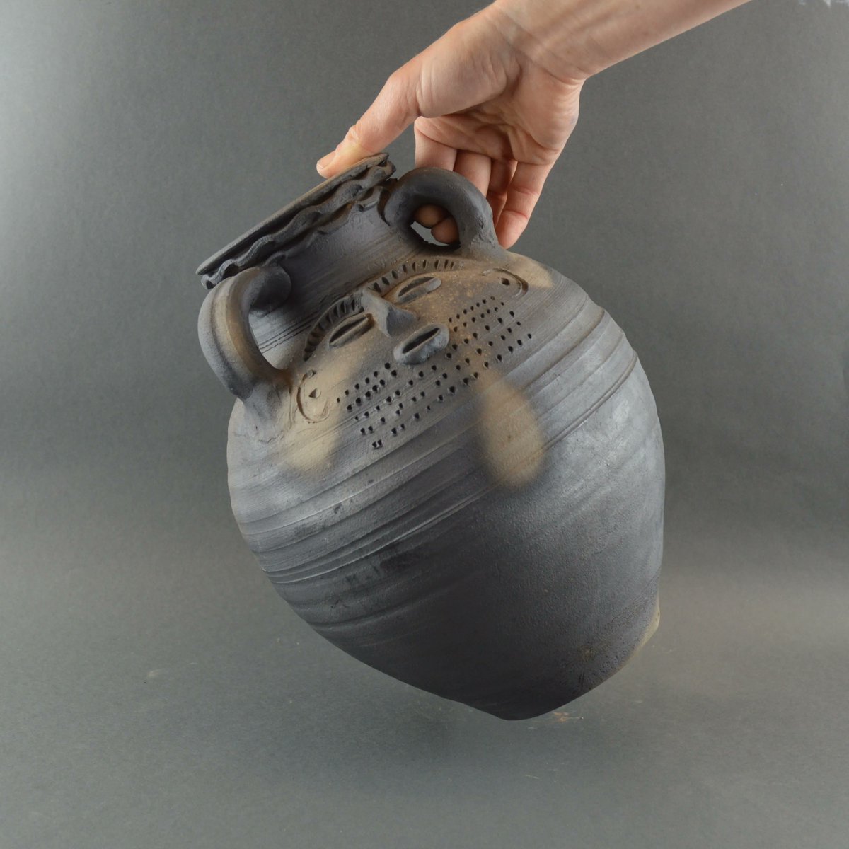 PotsOfHistory's tweet image. He’s treating you to more of his expert knowledge. Graham recently another informative video to the YouTube channel. this time it is about Roman head pots.  Head over to our channel to learn about all things ancient pottery.  Click the link to learn - buff.ly/3ryPjHA