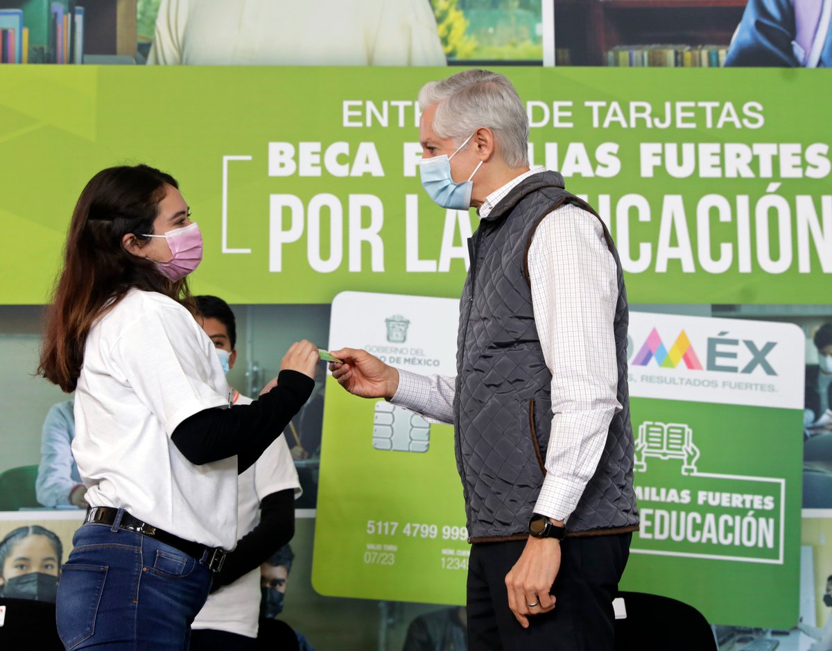 Desde #Tlalnepantla entregamos #BecasEdoméx a más de 25 mil niñas, niños y jóvenes mexiquenses. Cada beca es un incentivo, un reconocimiento y una oportunidad para impulsar sus sueños.