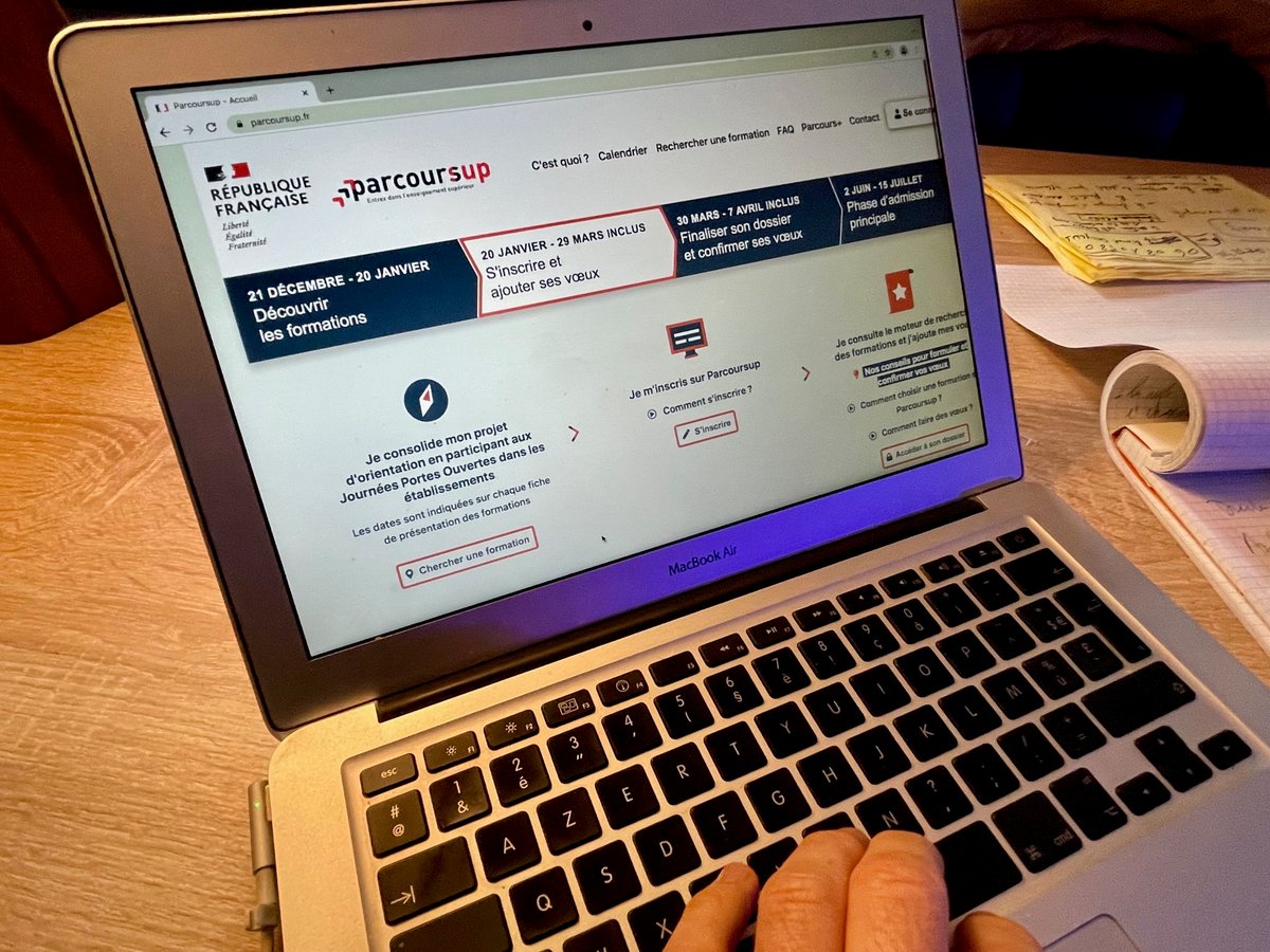 F3Aquitaine's tweet photo. La plateforme d'orientation post-bac est ouverte jusqu'au 29 mars. 
Un casse-tête pour beaucoup de lycéens. Nos spécialistes vous conseillent pour réussir vos choix
#Parcoursup2022 #baccalaureat #Bordeaux @Studizz_fr @AcBordeaux
https://t.co/Il2R4z71yo https://t.co/S3ji1rIGLC