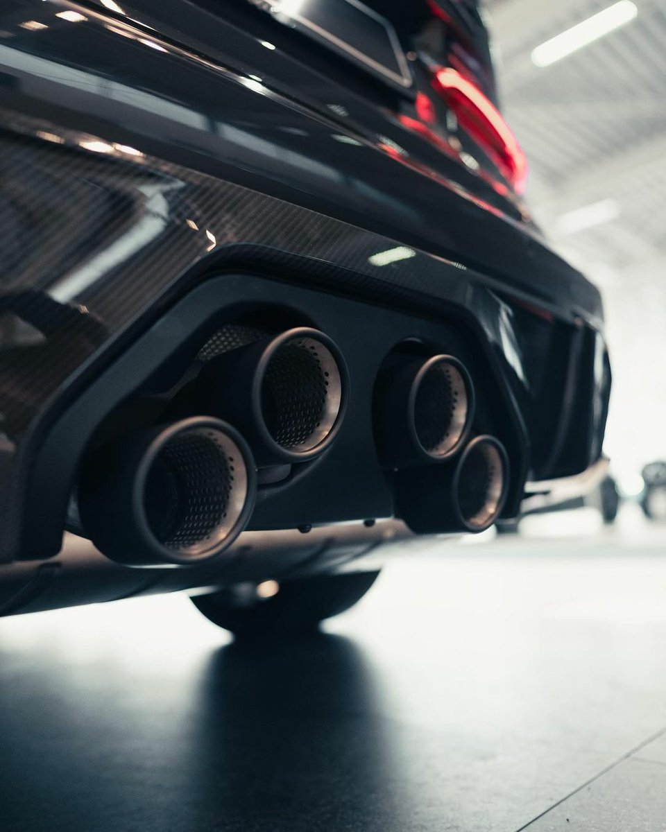OtsileJK's tweet photo. Must say, I quite like this BMW M3 Competition's titanium M Performance exhaust alignment.

📸 BMW Davo https://t.co/TqnJffw48T