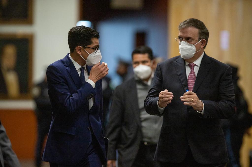 r_velascoa's tweet photo. Acompañé al canciller @m_ebrard en una productiva reunión de trabajo con @SecGranholm, a quien me dió gusto volver a saludar, y nuestro amigo @USAmbMex. Conversamos sobre cómo profundizar la cooperación en materia de energías renovables en beneficio de América del Norte 🇲🇽🇺🇸🇨🇦. https://t.co/NsIRu0oLye