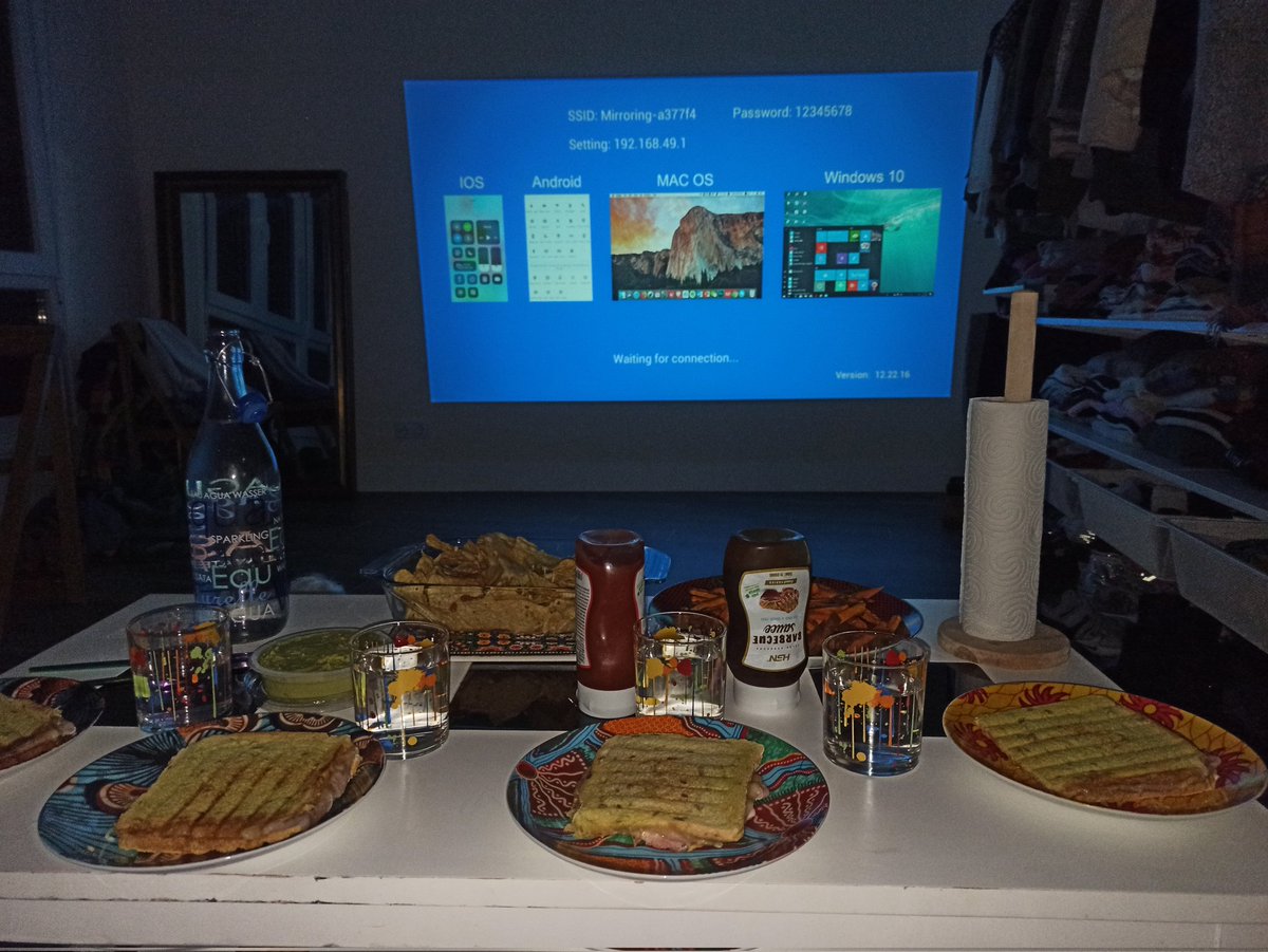 LanderAsla's tweet photo. Cine en casa!! #Bomaker @BomakerOfficial 🥪🎬 https://t.co/xfsCKCBHt9