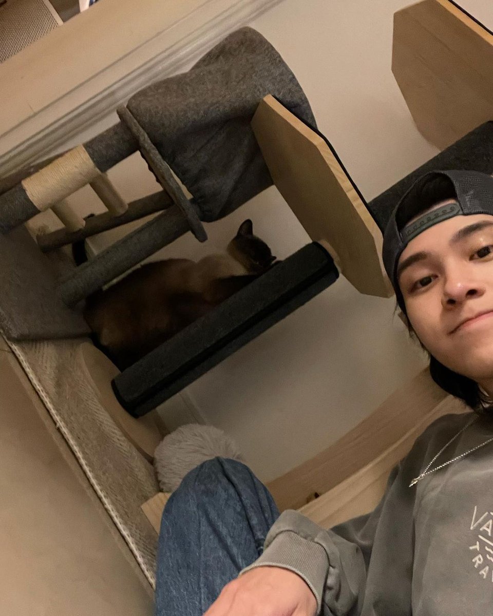 hendythinks's tweet image. 🖤😼