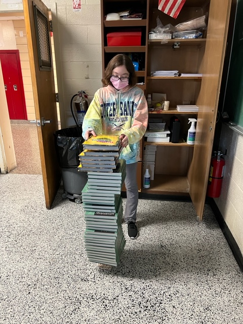CommackSchools's tweet photo. Students built 4x4 balsa wood boxes - without overlapping or laminating the wood with glue - and tested them to see how much weight they could hold.
Some held up to 125 lbs. of books!! Fun - but with such purpose! #ConceptualPhysics #CommackHighSchool #Science #CommackSchools https://t.co/qYik5auOrJ