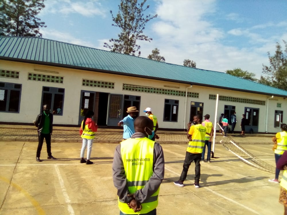 KATUREBEMoses2's tweet photo. @NYCNyagatare Uyu munsi mu Karere ka Nyagatare, Urubyiruko rwakoze Ibikorwa butandukanye bifitiye igihugunakamaro harimo gukora Umuganda na Mobilization kuri #Covid-19. @NyagatareDistr @YouthCultureRW @RwandaYouth @MimuriRyvcp @RwandaEast @WKabagamba @RwandaLocalGov https://t.co/6C7nT076N4