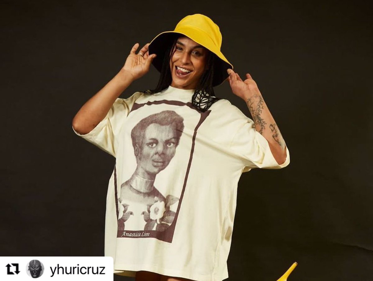 mostralamina's tweet photo. A @linndaquebrada entrou na casa do #BBB22 vestindo camisa com estampa exclusiva feita pelo Yhuri Cruz! Anastácia Livre ✊🏾

Yhuri participou da Lâmina, com o filme O Túmulo da Terra. A gente ficou muito feliz de ver esse diretor e artista visual preto tendo visibilidade nacional! https://t.co/bjzzGPJTfA
