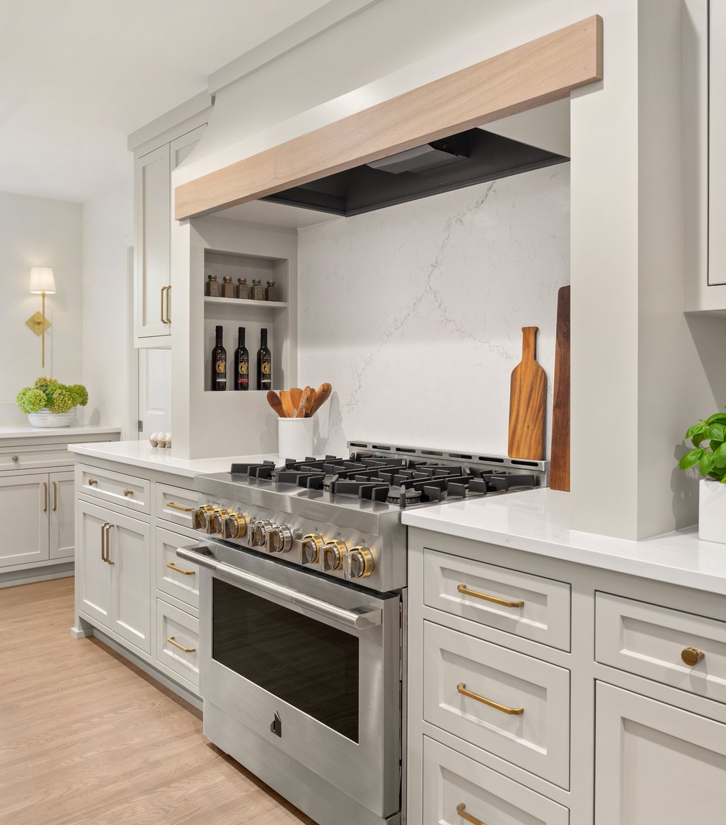 gordonjamesmn's tweet photo. Feast on the elegance of this custom-designed gourmet kitchen. To design a home that celebrates your talent, visit https://t.co/WGh6VpO7dK.

#DreamHome #InteriorDesign #GordonJames #LuxuryHomes #YouDreamWeDeliver #CustomHome #Craftsmanship #MNHomes #Kitchen https://t.co/l2PkrdTjzK