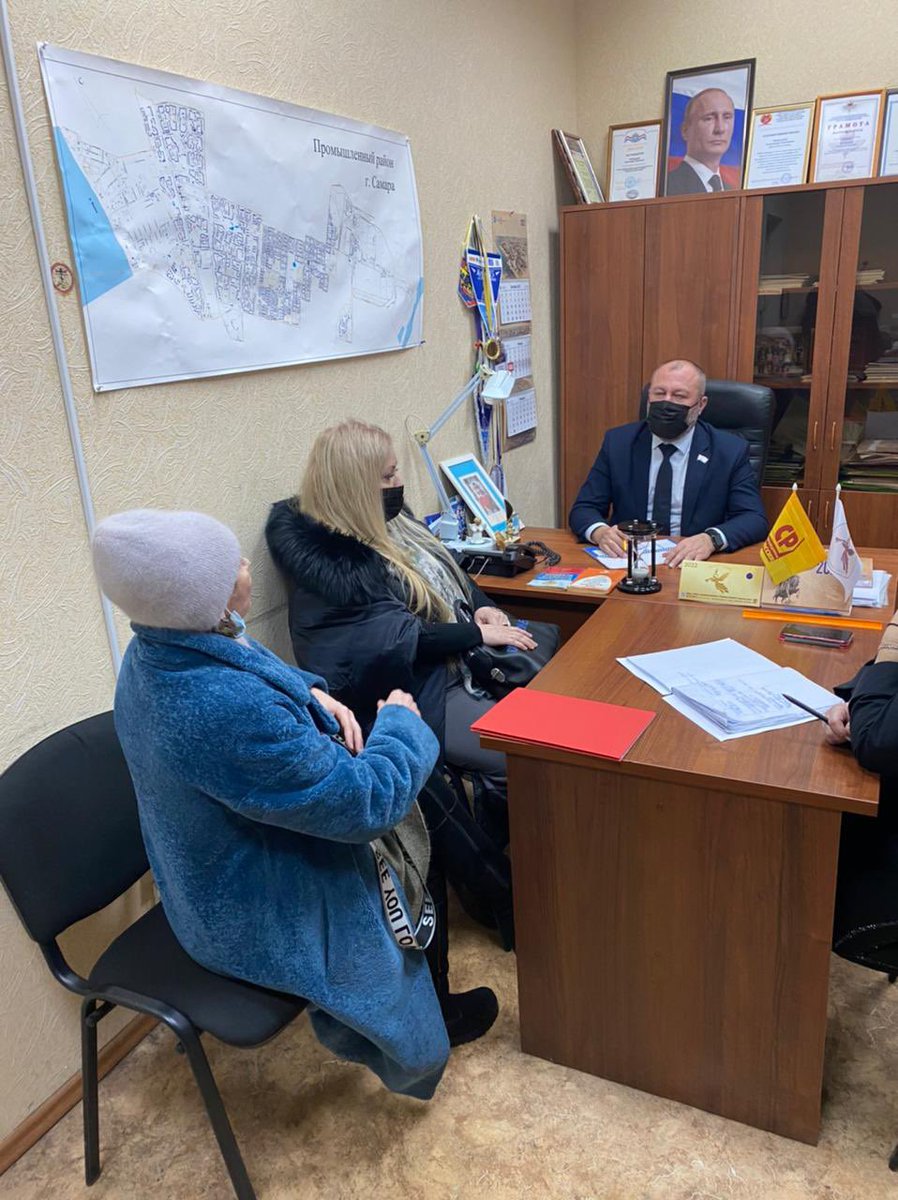 samaradeputat's tweet photo. Провели первый в этом году приём граждан. Решали вопросы в сфере ЖКХ, благоустройства и защите прав граждан.

Приём граждан проводится первый и третий понедельник каждого месяца с 17:00 до 19:00, по адресу: ул. Стара-Загора, 115.

#СамарскаяОбласть #приёмграждан #депутатЧернышев https://t.co/fPuU9d4xaF