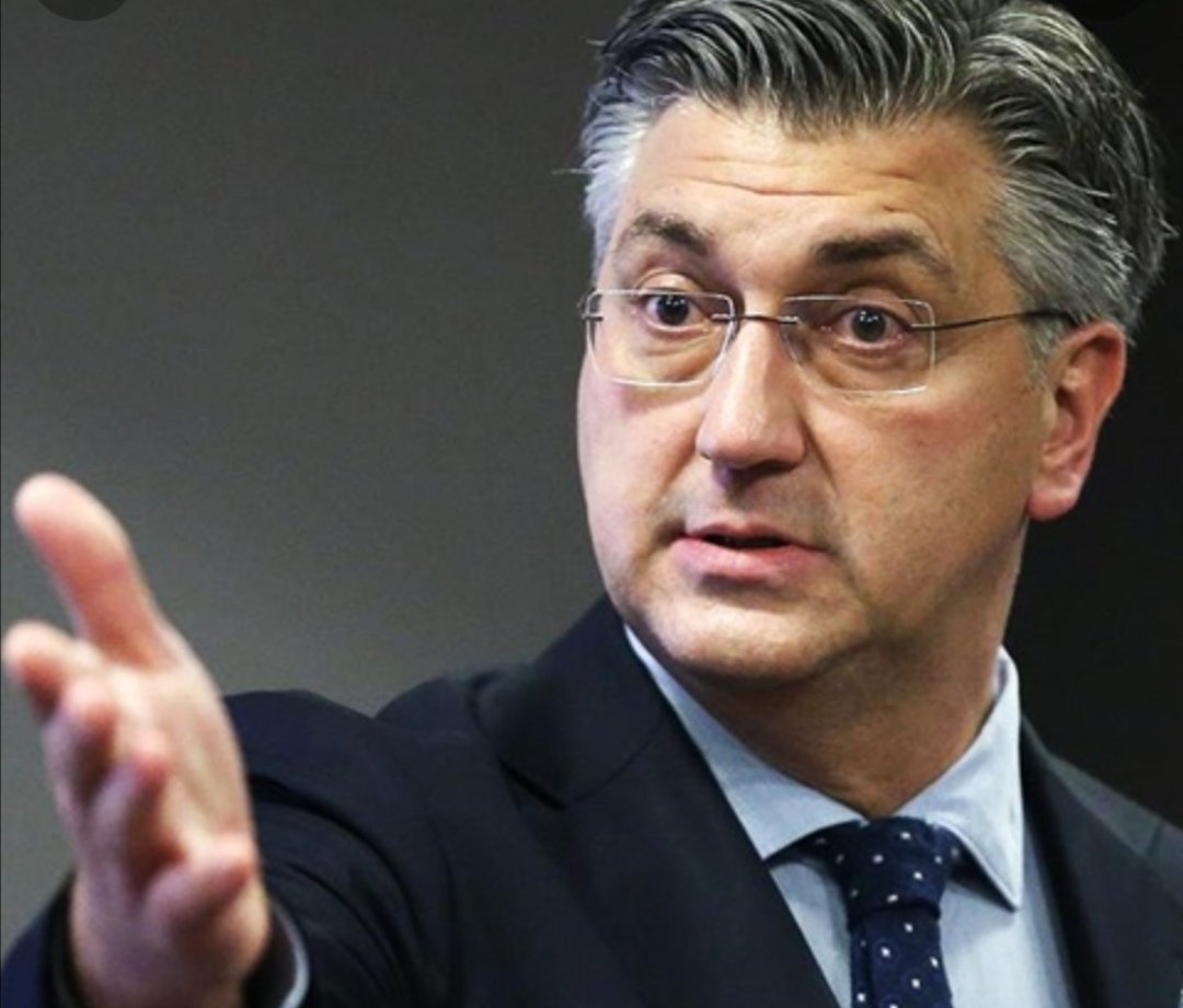 ViskovicVelimir's tweet photo. Ono, kad Plenković u pola sata na presici desetak puta ponovi kako nije  nervozan, da javnost to ne pomisli (jer novinari su glupi i zlonamjerni).
Kakav Ego! Anemičnog je baš obuzelo 😆 https://t.co/epq67O1WQw
