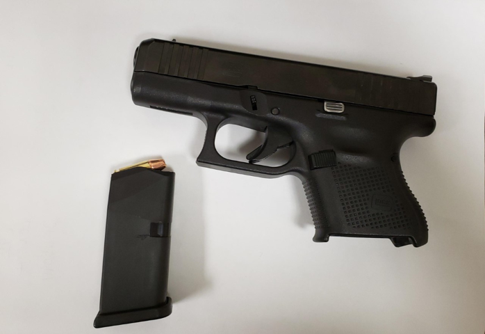 PoliciaChicago's tweet photo. Oficiales de @ChicagoCAPS01 respondieron a un informe de una persona con un arma en la plataforma @cta, Estación Adams/Wabash y detuvieron rápidamente al individuo que coincidía con la descripción del delincuente. Un menor de 16 años fue arrestado y enfrenta cargos de armas. https://t.co/wnL5ON2puV