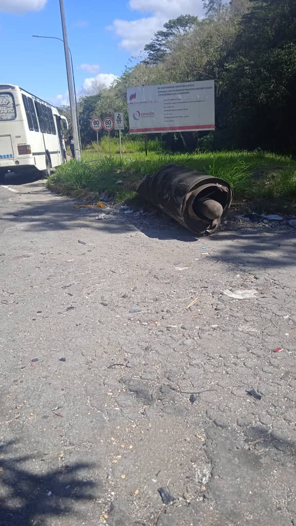 JonathanQuantip's tweet photo. Hace minutos: cayó extractor de aire del túnel de turumo sentido guarenas. Una camioneta pick up colisionó contra el objeto. Parcialmente restringido el tránsito 2:40 @FMCENTER https://t.co/qDYWWgrSUH