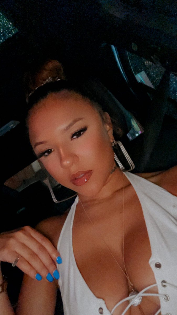 __MadisonStar's tweet photo. Moody 🖤 https://t.co/FMHn8198gc
