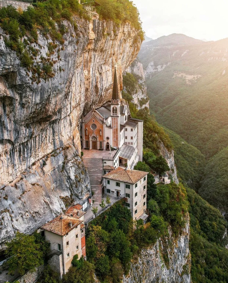 TravelVida's tweet photo. Madonna della Corona, Italy 🇮🇹
📸: @piet_flosse_ | IG https://t.co/YdJnSn6MpV