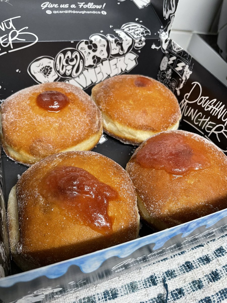 Massive yummy Doughnuts 🍩 Thank you again <a href="/CardiffDoughCo/">CardiffDoughandCo</a> 🍩⭐️😍 

#Cardiff #doughnuts #ThursdayFeeling
