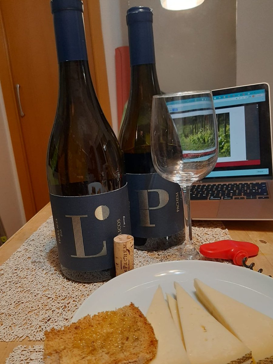 bodevibcn's tweet photo. Tostadas con aceite de oliva virgen, quesito y los vinos de #ClosPachem para comenzar la #cataonline de hoy! https://t.co/9ediQeCi4H