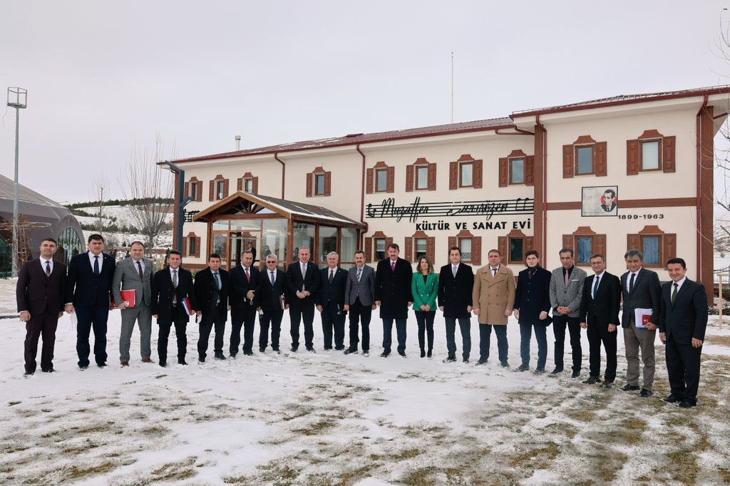 valisalihayhan's tweet image. Hamidiye Kültür Bahçesi&apos;nde kültür sanat etkinliklerinin yanında eğitimlerimiz de başladı.

Muzaffer Sarısözen Kültür ve Sanat Evi ziyaretimizde yetenekli çocuklarımızın gayretlerine şahitlik ettik.

Ardından eğitimcilerimizle ilk yarıyılın değerlendirmesini yaptık.

#Eğitim2023