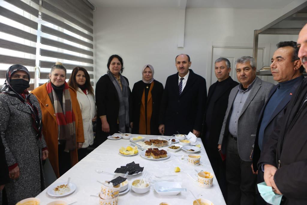 zeytindalikoop's tweet photo. İl Kadın Kolları Başkanımız @sevilcan8 İlçe Başkanımız Sn.@SOguzsoylu İl Tarım Müdürü Sn. Muhammed Ali Tekin, İlçe Tarım Müdürü Faruk Ayyıldız, Ziraat Odası Başkanı Tarık Yılmaz Kooperatifimizi Edip El Emeği Göz Nuru Ürünlerini İncelediler Ziyaretlerinden Dolayı Teşekkürler. https://t.co/2GXs5WNdbu