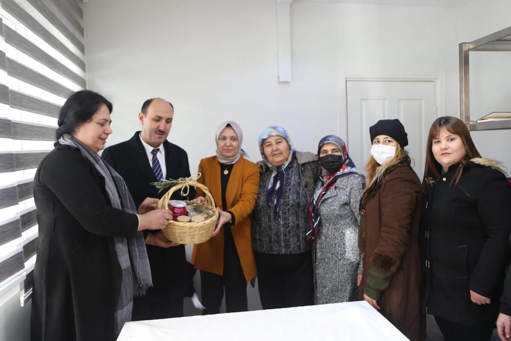 zeytindalikoop's tweet photo. İl Kadın Kolları Başkanımız @sevilcan8 İlçe Başkanımız Sn.@SOguzsoylu İl Tarım Müdürü Sn. Muhammed Ali Tekin, İlçe Tarım Müdürü Faruk Ayyıldız, Ziraat Odası Başkanı Tarık Yılmaz Kooperatifimizi Edip El Emeği Göz Nuru Ürünlerini İncelediler Ziyaretlerinden Dolayı Teşekkürler. https://t.co/2GXs5WNdbu