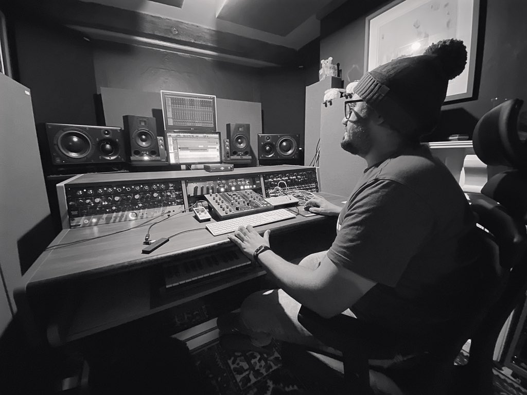 Hello 2022… i'm so excited for all the good things to come 🤞🏼✨ so many new projects on the way 🎹🎸 #newmusiccomingsoon #newmusic