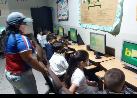 cbit_escalona's tweet photo. Atención a los estudiantes de 1ero C de la EIB "Escalona y Calatayud" con un recurso educativo sobre el abecedario. Reporta Nelia De Andrade y Angélica Romero @Fundabit_Yaracu https://t.co/aWnUghYxkt