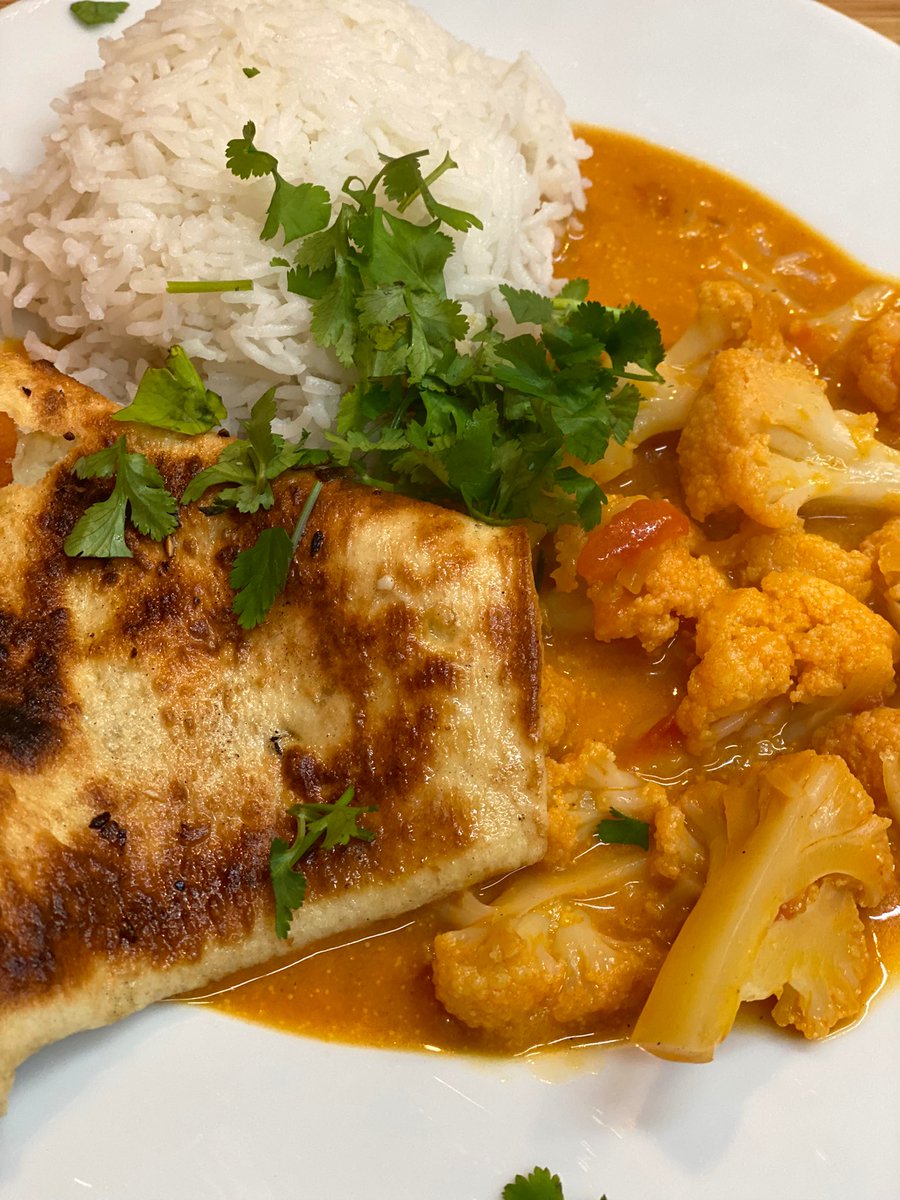 Gobi Butter Masala mit Knoblauch-Naan