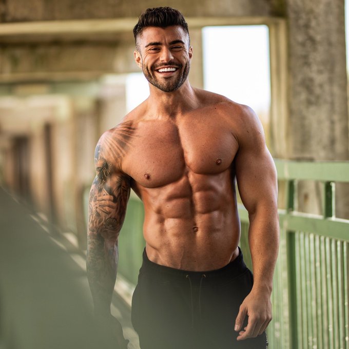 Keep Smiling &amp; Keep Moving Forward 👊🏾 https://t.co/VAMyJMmPG1
