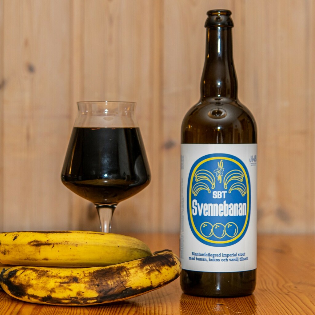 LinusNoren's tweet photo. SBT Svennebanan. @jwakefieldbeer private barrel pick for SBT (Swedish Beer Traders).
Blanton's bourbon barrel aged imperial stout with vanilla, coconut and banana.
.
#beer #craftbeer #öl #cerveza #jwakefieldbrewing #sbt #impstout #stout #blantons #banana… https://t.co/ipO9dnUfl4 https://t.co/67tomaCWZs