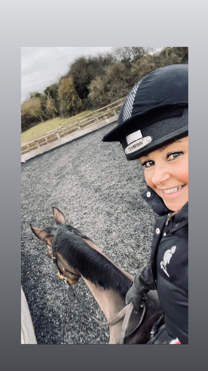 littledave72's tweet image. So after mumsie and I having 8 weeks off, (thanks to covid) mumsie tacked me up and we had a little wander around the arena. #gettingbackintoit #doesntnshelookhappy I got some polo’s and a banana 🍌