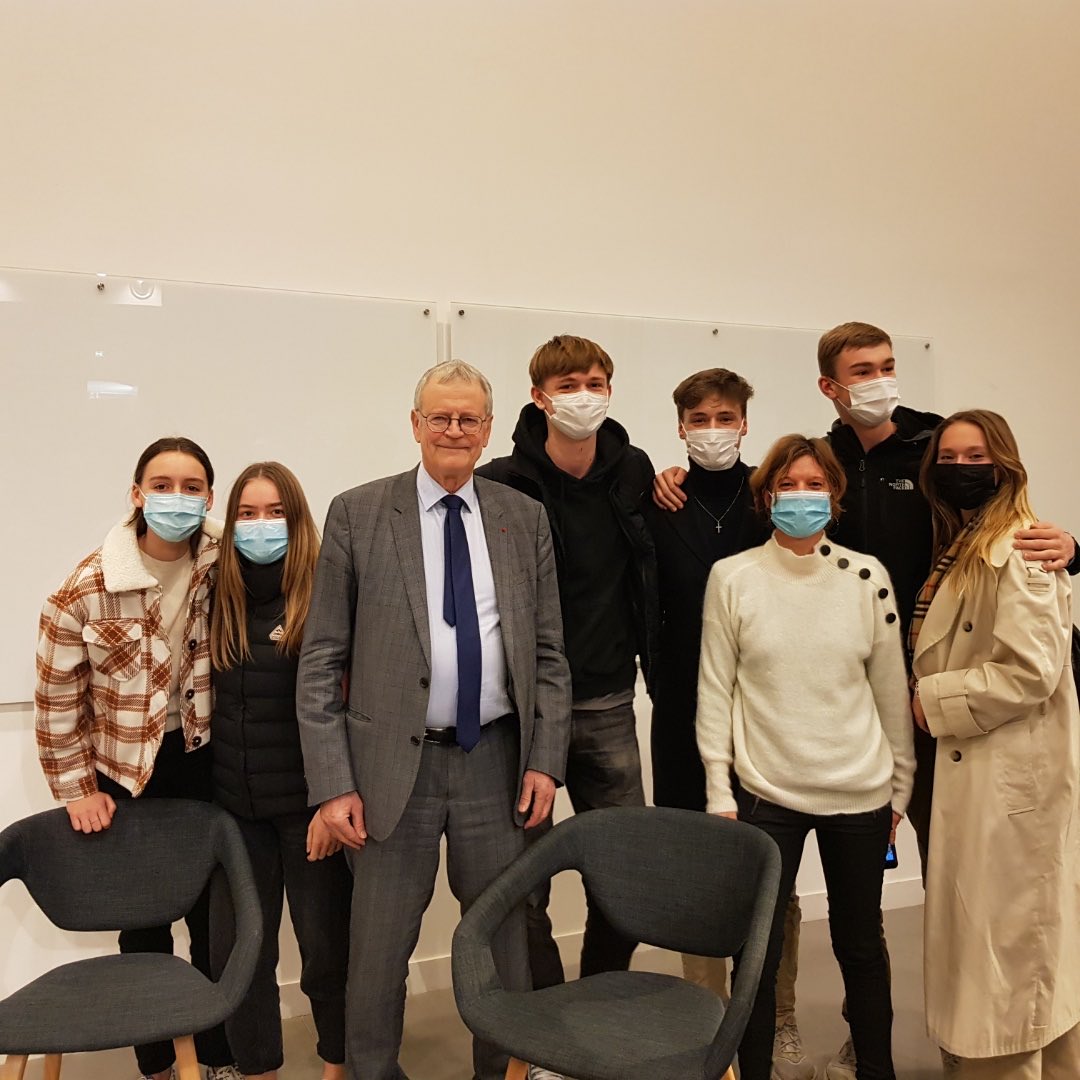 stbeucher's tweet photo. Les étudiants de CPGE du lycée Montaigne très enthousiastes à l’issue du grand oral de @PascalBoniface à @ScPoBx. Selon Pascal Boniface, nous avons autant besoin de bases en anglais que de connaissances en #géopolitique pour travailler dans le monde d’aujourd’hui. @HuguesKitten https://t.co/3RwL01JTTq