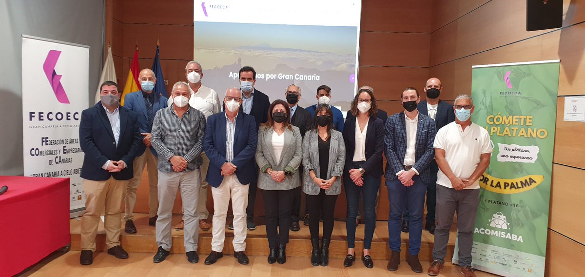TurismoGobCan's tweet photo. El director general de Comercio, David Mille, felicitó este jueves a @FenorteG y #Fecoeca por su campaña 'Cómete un plátano por La Palma. Un plátano, una esperanza'
Las donaciones han sido entregadas en un acto en la @CamaraGCanaria con el lema 'No te olvidamos Bonita' https://t.co/guTRBC71Cz