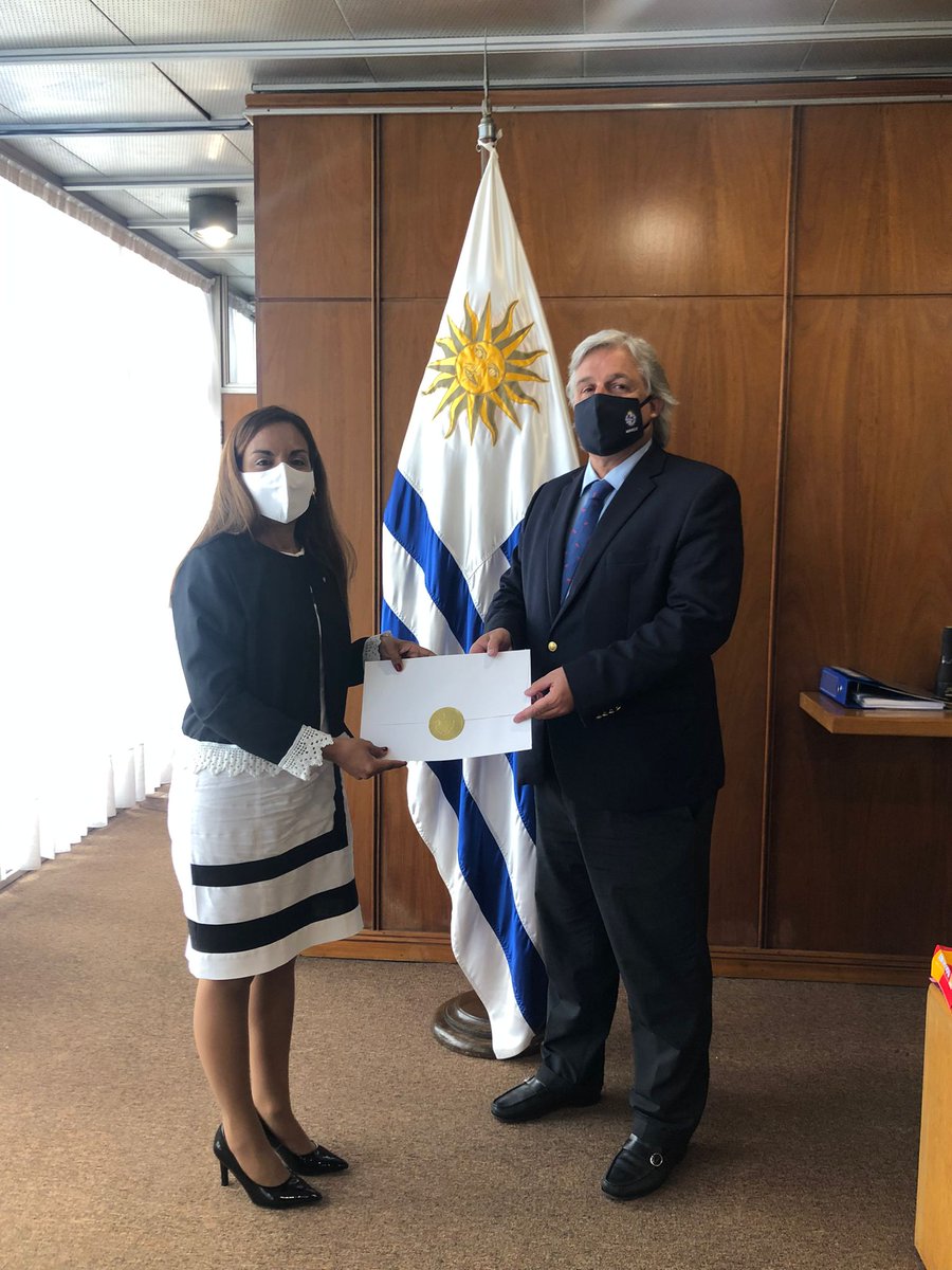 EmbaCubaUruguay's tweet photo. La embajadora Zulan Popa Danel, entregó las Copias de Estilo que la acreditan como Embajadora Extraordinaria y Plenipotenciaria de la República de Cuba en la República Oriental del Uruguay, al ministro de Relaciones Exteriores, Francisco Bustillo Bonasso.

@CubaMINREX 
@DanelPopa https://t.co/1JKoSjcs3W