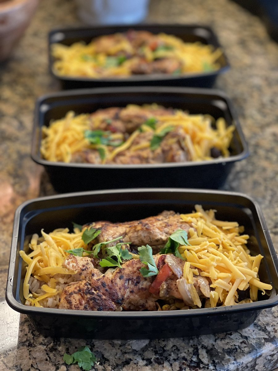 Day 20: healthy chicken fajita bowls #cook2022healthy find at: yellowblissroad.com/healthy-chicke…