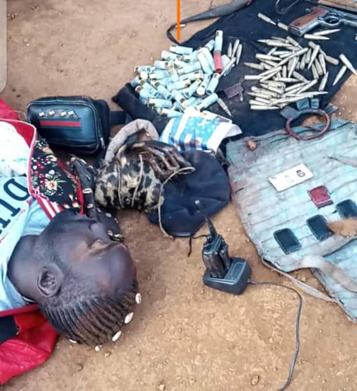 HonneurFidelite's tweet photo. Région du Nord Ouest département du Bui 03 ambazoniens neutralisés par les éléments du #BIR dont le pseudo général EBUBE 
Plusieurs matériels récupérés https://t.co/cgVd2pKXCB