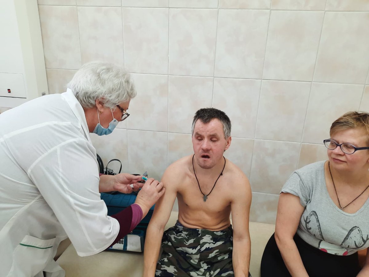 Сегодня врачами Чернского филиала Плавской больницы была проведена ревакцинация от короновируса сотрудников и получателей социальных услуг ГУ ТО "Красивский дом для пожилых" Забота "