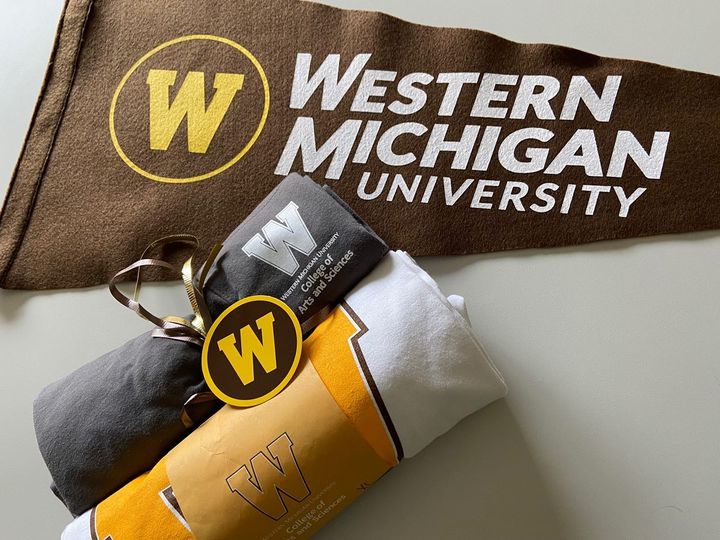 WMU_CAS's tweet photo. Giveaway 🚨🚨

We are giving away @WMU_CAS merch!! 
To enter:
1. Like this post on Twitter and Facebook! (link in bio)
2. Tag a friend!

Winners will be announced Tuesday! 🤩 
https://t.co/Hyvu6eKXVF

#WMU #WMUCAS #Giveaway #WMUBroncos https://t.co/OggfWPyx74