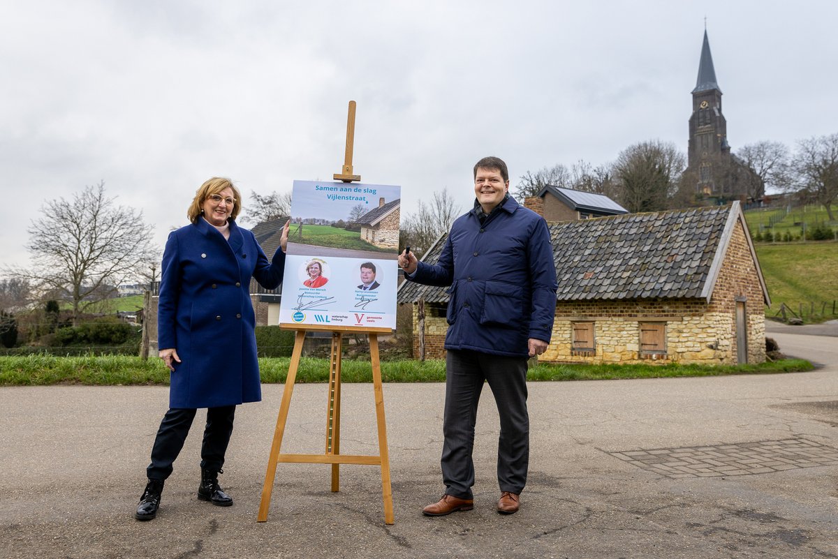 Burgemeester Harry Leunessen <a href="/gemvaals/">Gemeente Vaals</a>
en bestuurder <a href="/josettevwersch/">Josette Van Wersch</a> tekenen de samenwerkingsovereenkomst Vijlenstraat. Samen gaan we aan de slag om de wateroverlast te verminderen in Vijlen en het Mechelderbeekdal.